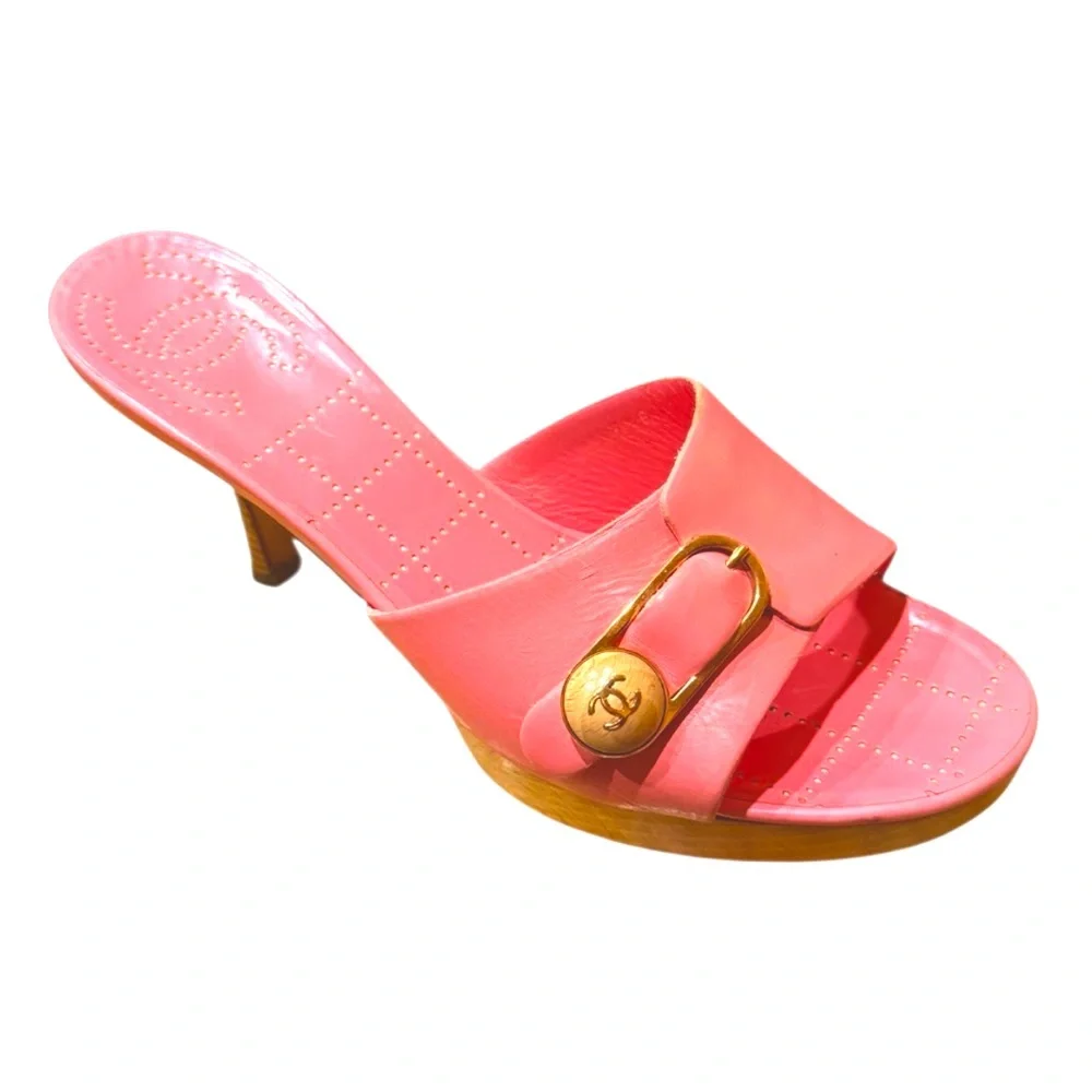 CHANEL VTG Pink High Heels CC Leather Strap Sandals Sleek Stiletto ⭐️⭐️⭐️⭐️⭐️